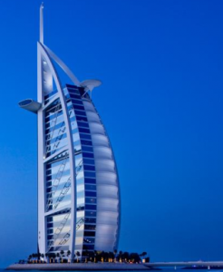 Read more about the article فندق برج العرب جميرا في دبي برج العرب في دبي بتصميمه المشابه للشراع ليس مجرد اعجاز هندسي او تحفة فنيه فقط، بل اصبح برج العرب رمز لامارة دبي الحديثة.  وبالاضافة الى كل الدهشة والإثارة التي يجسدها هذا الصرح المعماري عندما تراه بنفسك، الخدمات المترفة التي يق