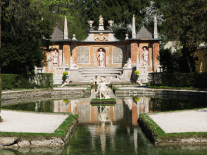 Read more about the article قصر هيلبورن ونافورات الخدعة