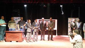 Read more about the article المركز الأول في المهرجان الثاني للفنون التشكيلية للجامعات العراقية للاداء الجماعي المسرحي حصل وفد جامعة كربلاء على المرتبة الاولى من بين الجامعات في الاداء الجماعي المسرحي من خلال لجنة تحكيمية ضمت اساتذة في الفن من جامعات. وتسلم الدرع المدرس المساعد محمد