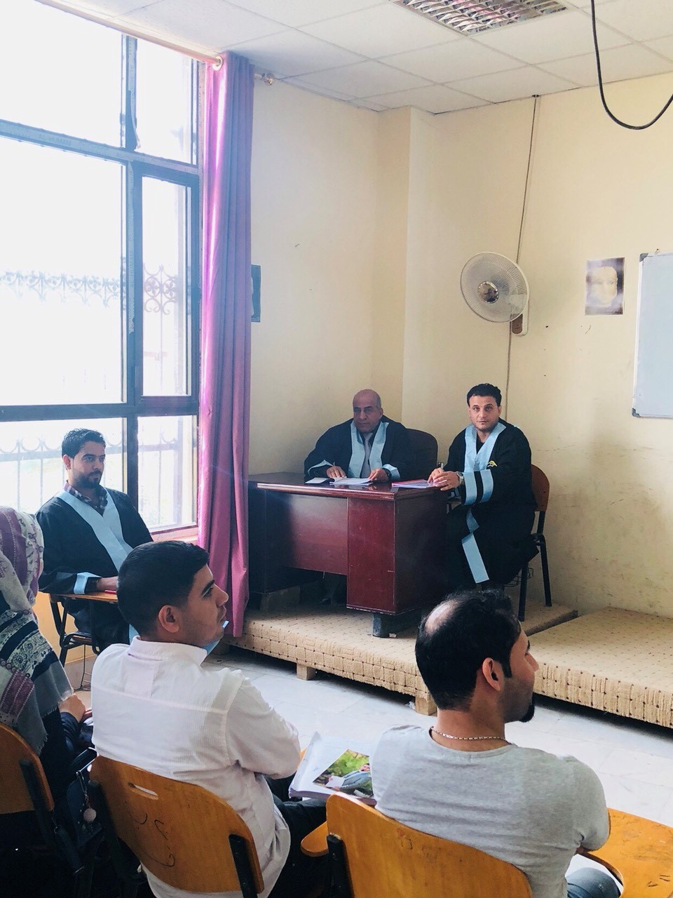 Read more about the article لجنة المناقشة الأولى في مناقشة بحوث الطلبة