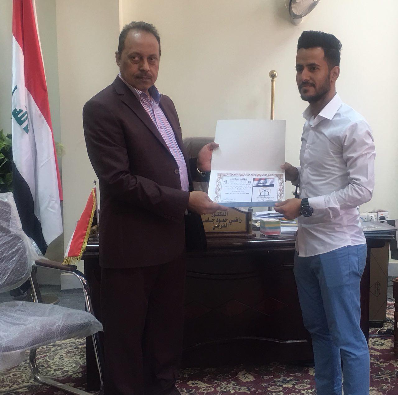 Read more about the article في جو يسوده الفرح كرم السيد رئيس قسم السياحة الدكتور راضي و الاستاذ سلام الاسدي ومجموعة من الطلبة المشاركين في مهرجان خان النخيلة