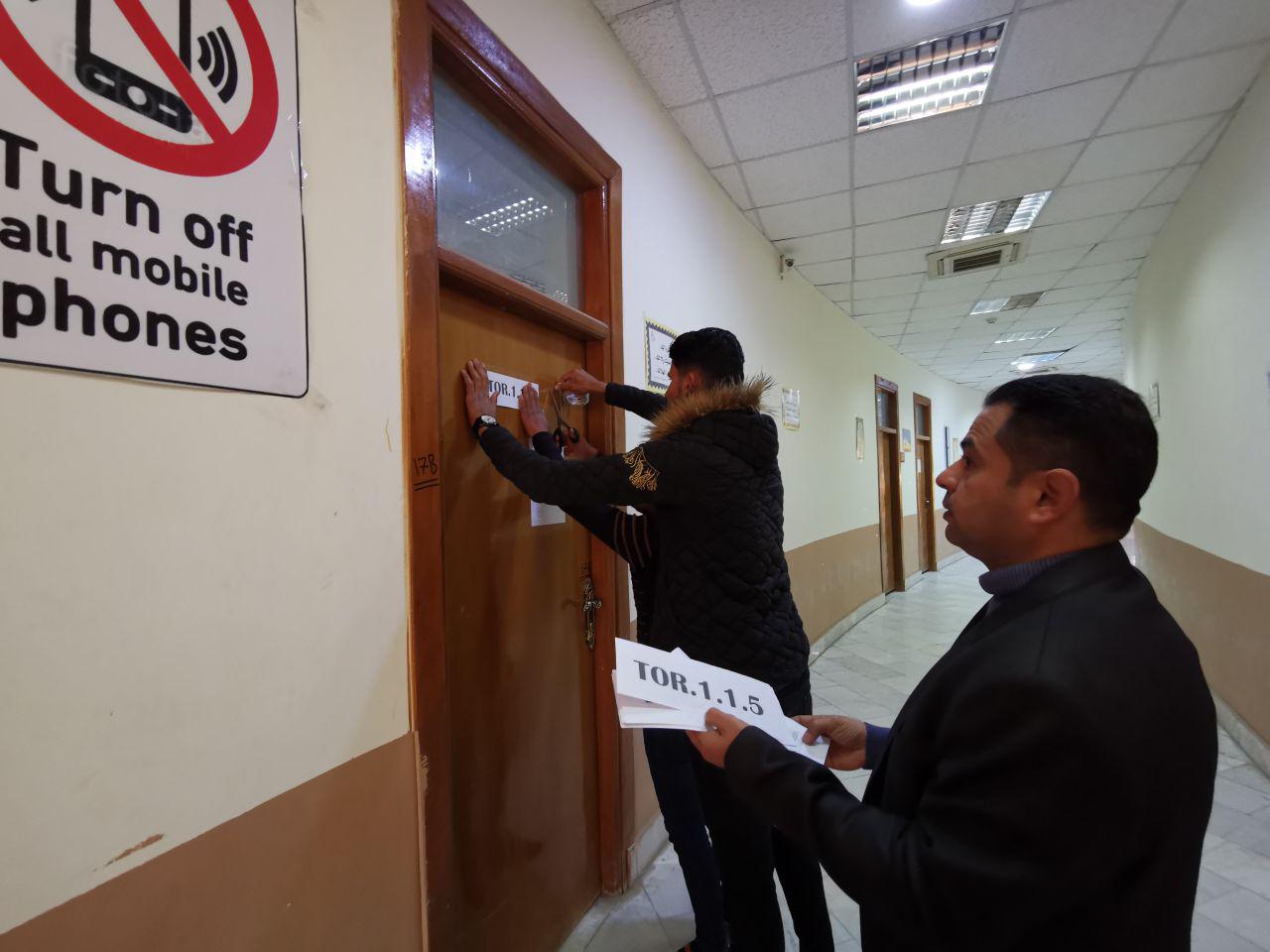 Read more about the article فعالية تثبيت ترقيم قاعات الكلية الدراسية والمختبرات وملحقات الكلية