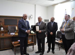 Read more about the article أساتذة كلية العلوم السياحية يكرمون عميد الكلية