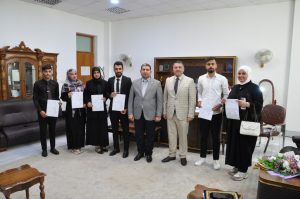 Read more about the article عميد كلية العلوم السياحية يكرم فريق وحدة المراسيم والتشريفات