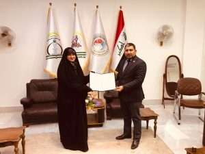 Read more about the article عميد كلية العلوم السياحية يكرم مسؤولة وحدة التأهيل والتوظيف