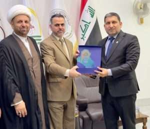 Read more about the article وفد من جامعة أهل البيت يزور كلية العلوم السياحية ويكرّم عميدها بدرع الإبداع