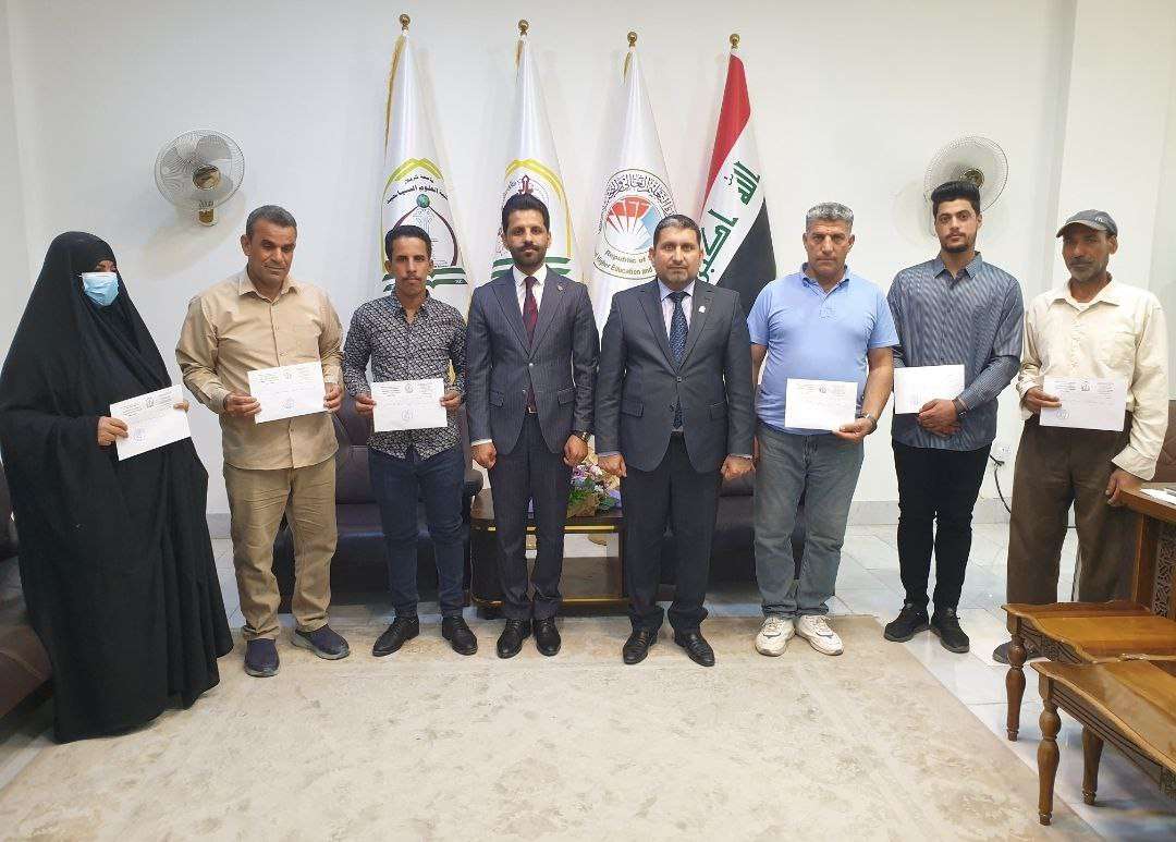 Read more about the article عميد كلية العلوم السياحية يكرّم عمال الخدمة بمناسبة عيد العمال