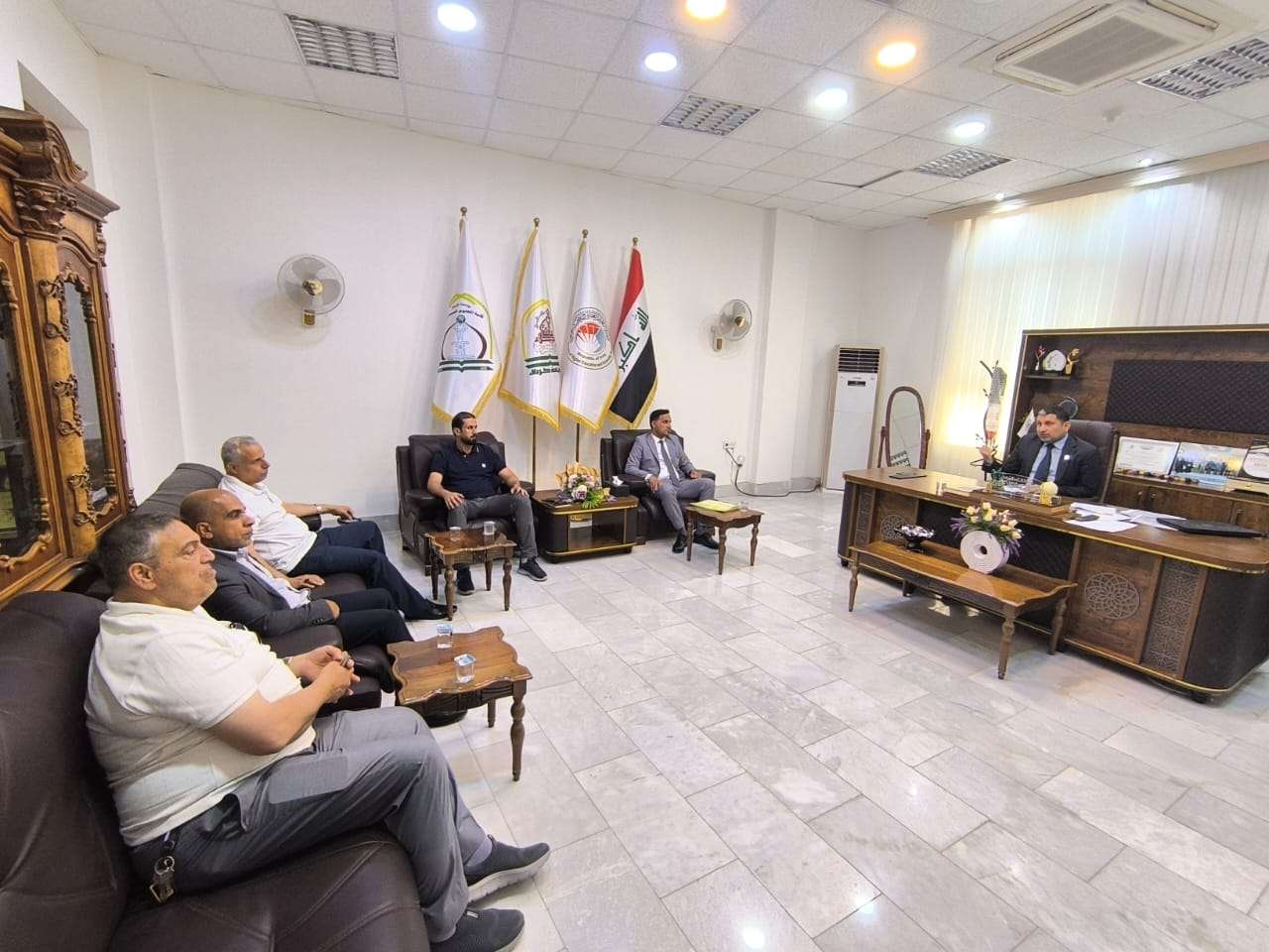 Read more about the article عَمِيدُ كُلِّيَّةِ العُلُومِ السِّيَاحِيَّةِ يَعْقِدُ لِقَاءً تَشَاوُرِيًّا لِبَحْثِ فَتْحِ قِسْمِ الاِتِّصَالِ وَالإِعْلَامِ السِّيَاحِيِّ