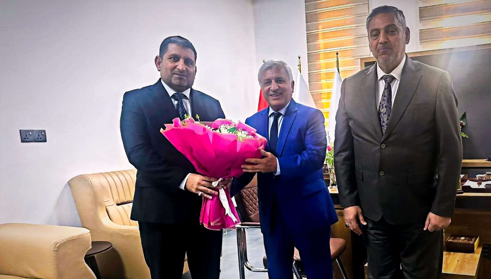 Read more about the article عميد كلية العلوم السياحية يهنئ عميد كلية الإدارة والاقتصاد في جامعة الصفوة