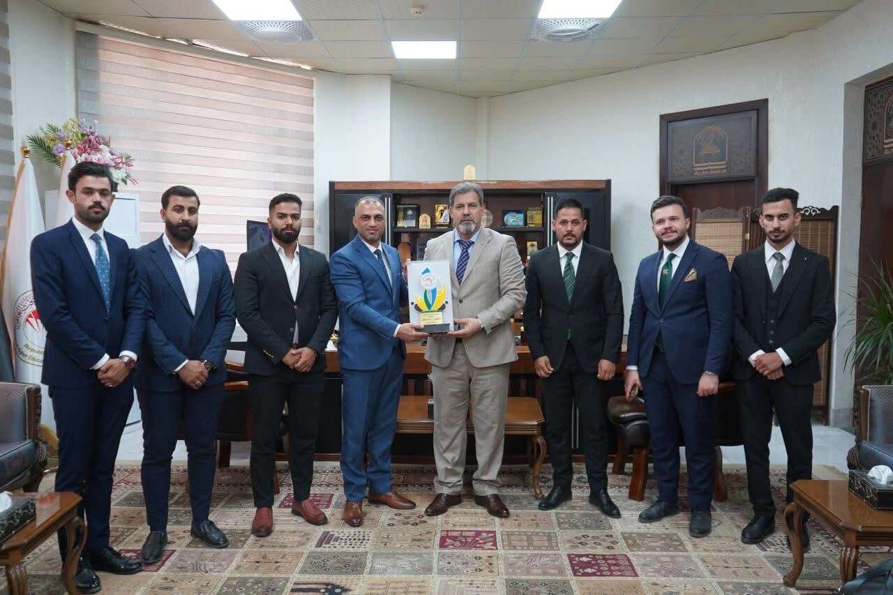رئيس جامعة كربلاء يكرم طالبًا من كلية العلوم السياحية ضمن مجموعة من المتميزين في العمل التطوعي