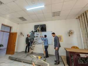 Read more about the article نصب شاشات تفاعلية في قسم الدراسات الفندقية بحضور معاون العميد للشؤون الإدارية