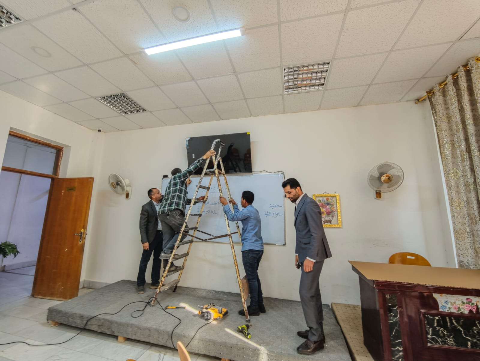 Read more about the article نصب شاشات تفاعلية في قسم الدراسات الفندقية بحضور معاون العميد للشؤون الإدارية