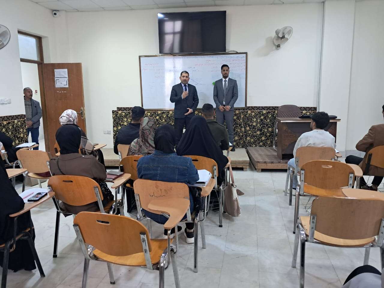 Read more about the article عميد كلية العلوم السياحية يجري جولة ميدانية لمتابعة انتظام الدوام والالتزام بالزي الموحد